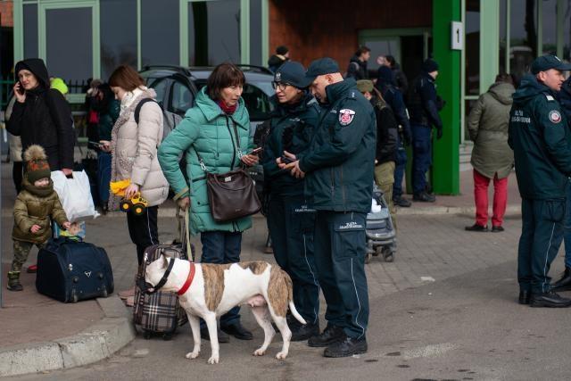 A woman refugee speaking to border guards